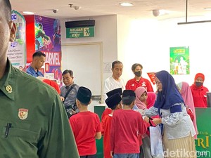 Kata Jokowi Usai Belikan Baju Lebaran untuk Anak-anak Yatim