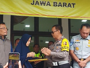 Kapolri Berikan Tali Asih kepada Keluarga Korban Kecelakaan Maut Km 58