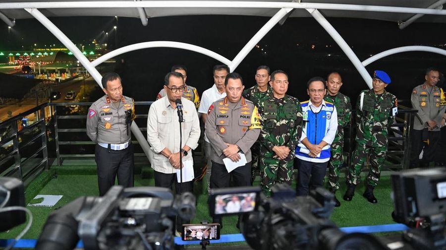 Kapolri Jenderal Pol Listyo Sigit Prabowo didampingi Panglima TNI Jenderal TNI Agus Subiyanto dan Menhub Budi Karya Sumadi memberikan keterangan kepada wartawan di Km 70 Gerbang Tol Cikampek Utama, Karawang, Jawa Barat, Senin (8/4/2024). (Dok: Kementerian Perhubungan)