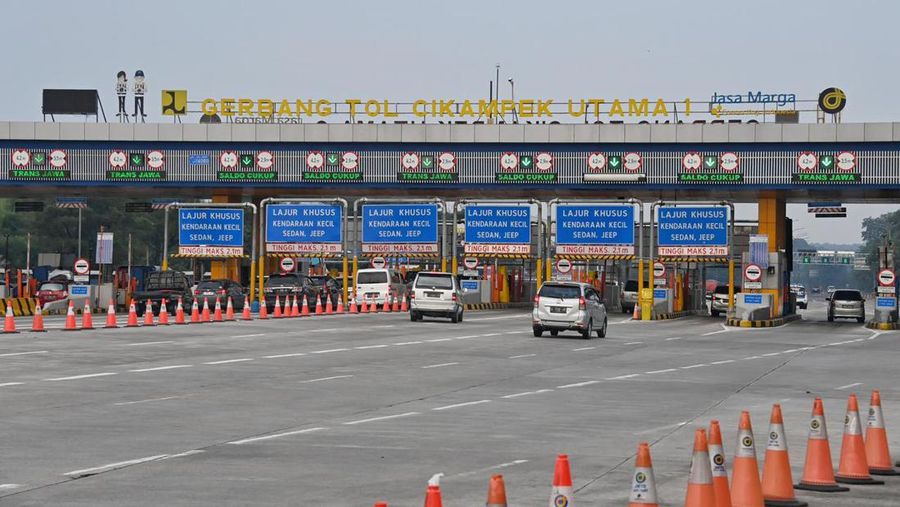 Kapolri Jenderal Pol Listyo Sigit Prabowo didampingi Panglima TNI Jenderal TNI Agus Subiyanto dan Menhub Budi Karya Sumadi memberikan keterangan kepada wartawan di Km 70 Gerbang Tol Cikampek Utama, Karawang, Jawa Barat, Senin (8/4/2024). (Dok: Kementerian Perhubungan)