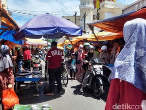 Pasar Terong Makassar Dipadati Warga Beli Kebutuhan Lebaran Idul Fitri