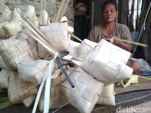 Pengrajin Cangkang Ketupat di Palembang Kebanjiran Orderan Jelang Lebaran