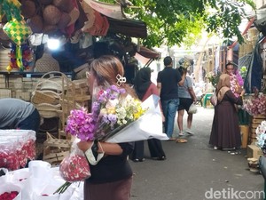 H-1 Lebaran 2024, Masyarakat Berburu Bunga di Pasar Rawa Belong