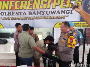 Momen Penyebar Hoaks Battle Sound Banyuwangi Sungkem Minta Maaf ke Kapolres