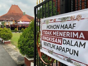 Pasang Poster di Gerbang Pendopo, Bupati Trenggalek Tolak Parsel Lebaran