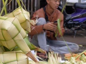 Cuan Penjual Ketupat di Cirebon, Sehari Bisa Dapat Setengah Juta Rupiah