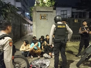 Polisi Bubarkan SOTR Sekelompok Pemuda Nyalakan Petasan di Jaksel