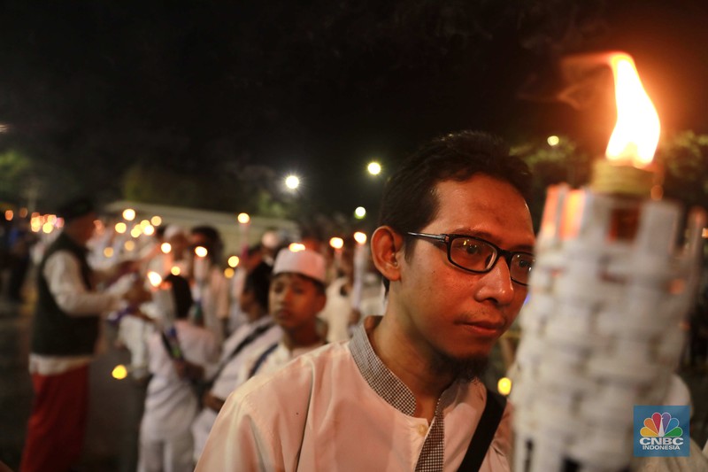 Sekelompok warga melakukak pawai obor malam takbiran untuk menyambut Hari Raya Idul Fitri 1445 Hijriah di kawasan Masjid Istiqlal, Jakarta, Selasa, (9/4/2024). (CNBC Idonesia/Muhammad Sabki) Sekelompok warga melakukak pawai obor malam takbiran untuk menyambut Hari Raya Idul Fitri 1445 Hijriah di kawasan Masjid Istiqlal, Jakarta, Selasa, (9/4/2024). (CNBC Idonesia/Muhammad Sabki)