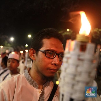 Potret Menyambut Idul Fitri, Warga Pawai Obor di Masjid Istiqlal