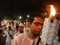 Potret Menyambut Idul Fitri, Warga Pawai Obor di Masjid Istiqlal