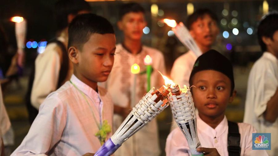 Sekelompok warga melakukak pawai obor malam takbiran untuk menyambut Hari Raya Idul Fitri 1445 Hijriah di kawasan Masjid Istiqlal, Jakarta, Selasa, (9/4/2024). (CNBC Idonesia/Muhammad Sabki)