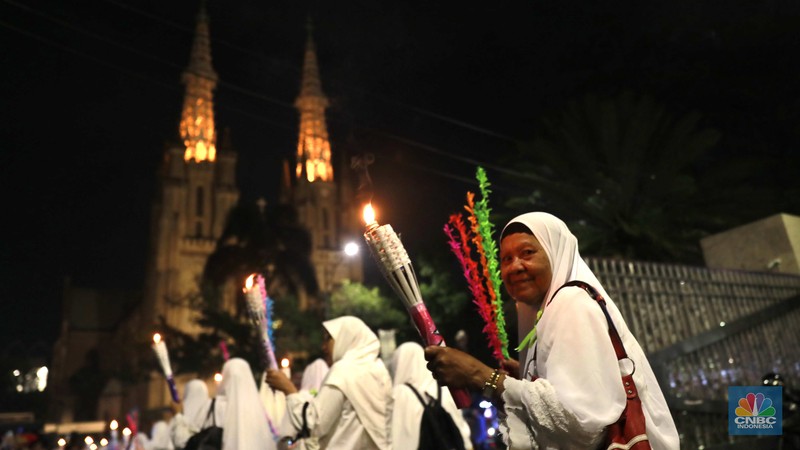 Sekelompok warga melakukak pawai obor malam takbiran untuk menyambut Hari Raya Idul Fitri 1445 Hijriah di kawasan Masjid Istiqlal, Jakarta, Selasa, (9/4/2024). (CNBC Idonesia/Muhammad Sabki) Sekelompok warga melakukak pawai obor malam takbiran untuk menyambut Hari Raya Idul Fitri 1445 Hijriah di kawasan Masjid Istiqlal, Jakarta, Selasa, (9/4/2024). (CNBC Idonesia/Muhammad Sabki)