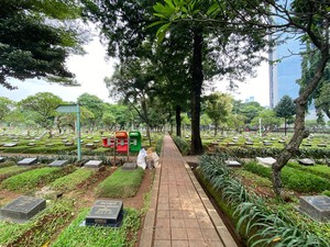 15 Tahun Jual Bunga di TPU Karet Bivak Jakpus, Deti: Ini yang Paling Sepi