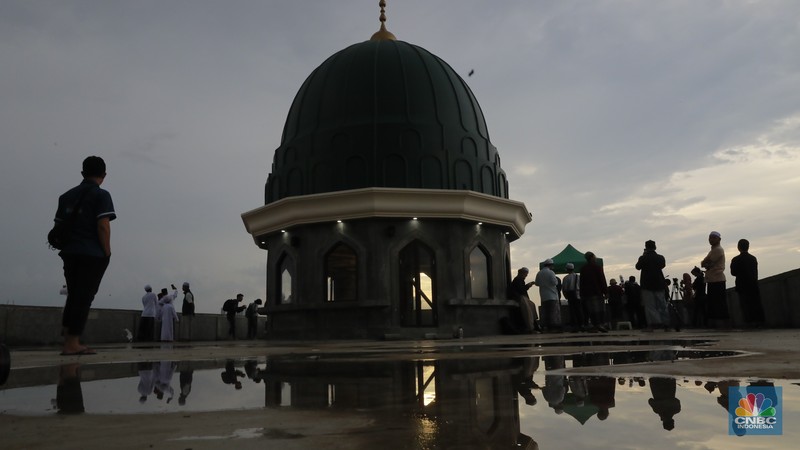 Tim rukyatul hilal memantau secara langsung hilal penentuan 1 Syawal 1445 Hijraih. (CNBC Indonesia/Muhammad Sabki)