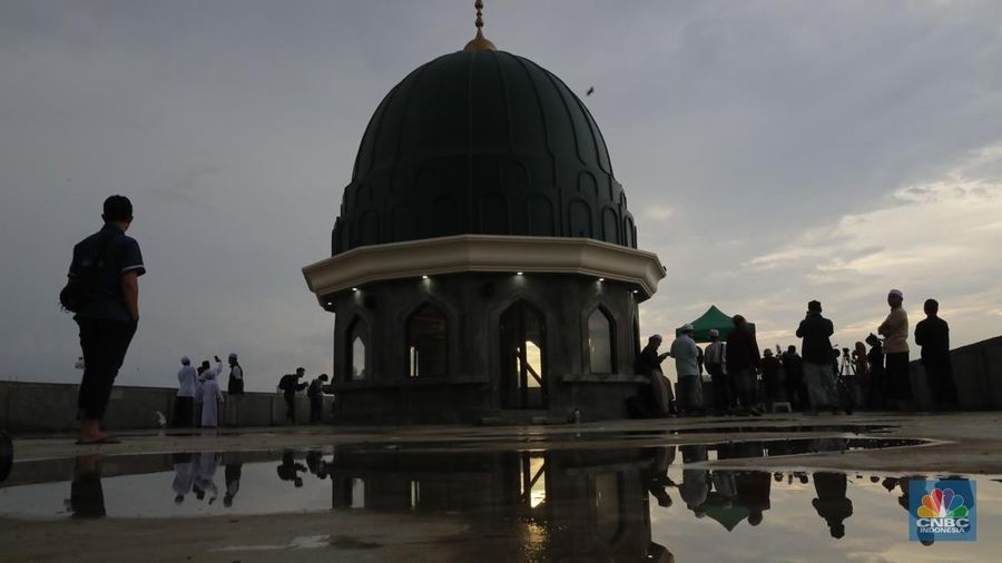 Tim rukyatul hilal memantau secara langsung hilal penentuan 1 Syawal 1445 Hijraih. (CNBC Indonesia/Muhammad Sabki)