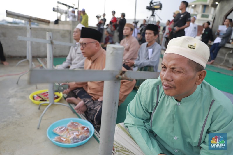 Tim rukyatul hilal memantau secara langsung hilal penentuan 1 Syawal 1445 Hijraih. (CNBC Indonesia/Muhammad Sabki)