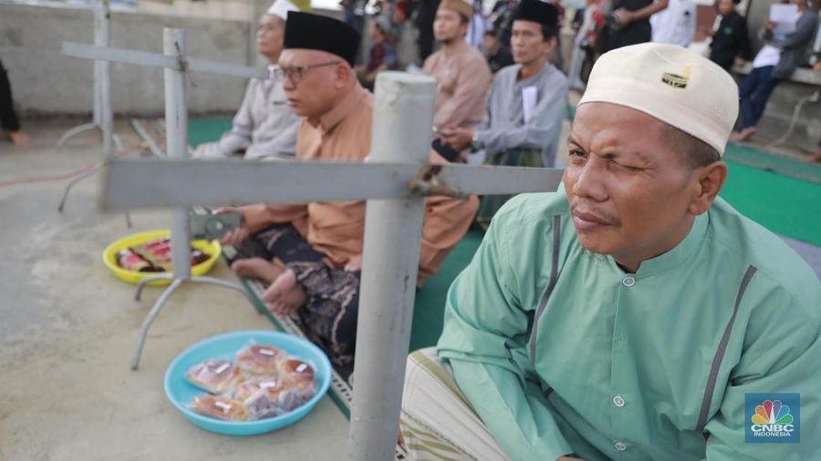 Tim rukyatul hilal memantau secara langsung hilal penentuan 1 Syawal 1445 Hijraih. (CNBC Indonesia/Muhammad Sabki)