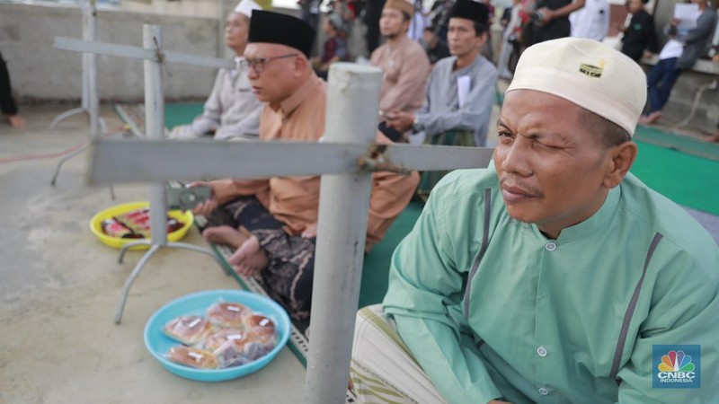 Tim rukyatul hilal memantau secara langsung hilal penentuan 1 Syawal 1445 Hijraih. (CNBC Indonesia/Muhammad Sabki)