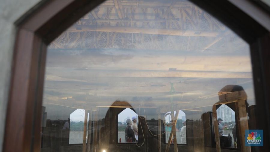 Tim rukyatul hilal memantau secara langsung hilal penentuan 1 Syawal 1445 Hijraih. (CNBC Indonesia/Muhammad Sabki)