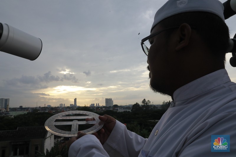 Tim rukyatul hilal memantau secara langsung hilal penentuan 1 Syawal 1445 Hijraih. (CNBC Indonesia/Muhammad Sabki) Tim rukyatul hilal memantau secara langsung hilal penentuan 1 Syawal 1445 Hijraih. (CNBC Indonesia/Muhammad Sabki)
