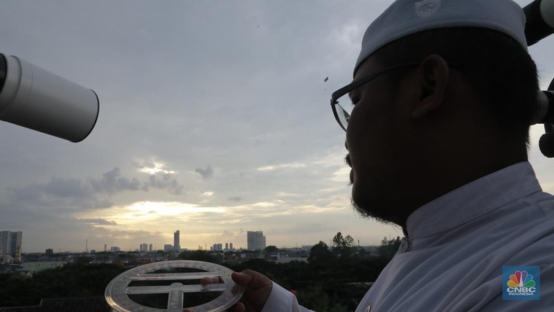 Tim rukyatul hilal memantau secara langsung hilal penentuan 1 Syawal 1445 Hijraih. (CNBC Indonesia/Muhammad Sabki)