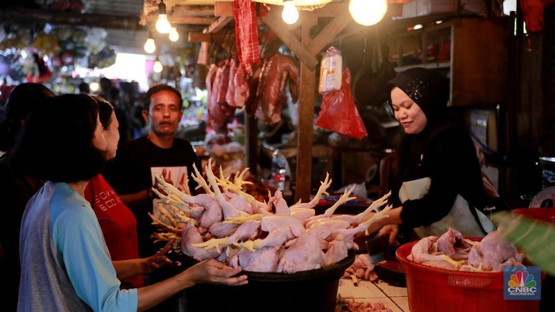 Warga memadati Pasar Minggu untuk berbelanja, di Pasar Minggu, Jakarta, Selasa (9/4/2024). Menjelang Lebaran warga mendatangi pasar tradisional tersebut untuk berbelanja berbagai kebutuhan. (CNBC Indonesia/Muhammad Sabki)