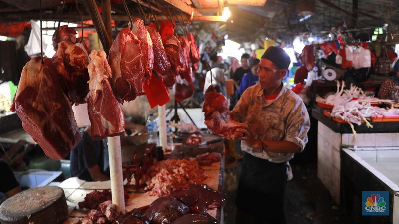 Warga memadati Pasar Minggu untuk berbelanja, di Pasar Minggu, Jakarta, Selasa (9/4/2024). Menjelang Lebaran warga mendatangi pasar tradisional tersebut untuk berbelanja berbagai kebutuhan. (CNBC Indonesia/Muhammad Sabki)