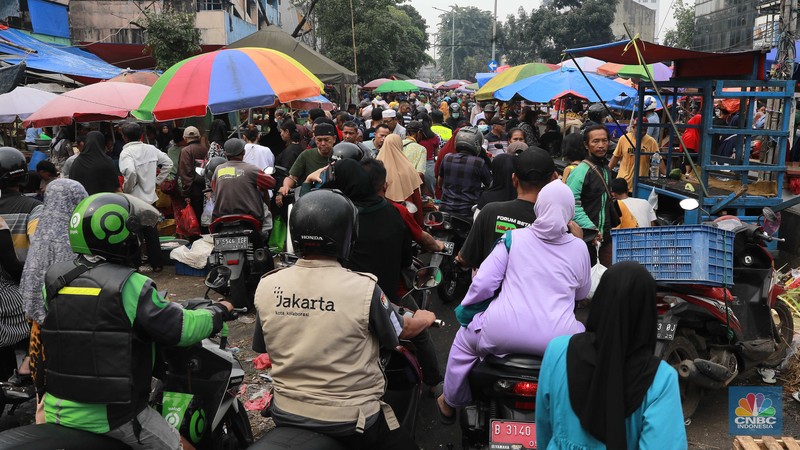 Warga memadati Pasar Minggu untuk berbelanja, di Pasar Minggu, Jakarta, Selasa (9/4/2024). Menjelang Lebaran warga mendatangi pasar tradisional tersebut untuk berbelanja berbagai kebutuhan. (CNBC Indonesia/Muhammad Sabki)