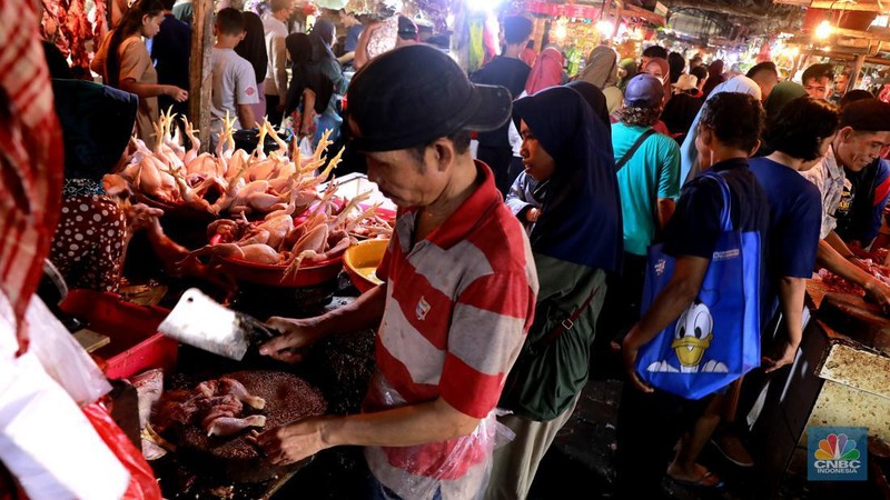 Warga memadati Pasar Minggu untuk berbelanja, di Pasar Minggu, Jakarta, Selasa (9/4/2024). Menjelang Lebaran warga mendatangi pasar tradisional tersebut untuk berbelanja berbagai kebutuhan. (CNBC Indonesia/Muhammad Sabki)