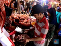 Berjubel! Pasar Tradisional Diserbu Pengunjung Jelang Lebaran
