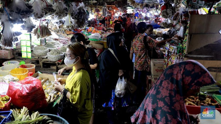 Warga memadati Pasar Minggu untuk berbelanja, di Pasar Minggu, Jakarta, Selasa (9/4/2024). Menjelang Lebaran warga mendatangi pasar tradisional tersebut untuk berbelanja berbagai kebutuhan. (²©²ÊÍøÕ¾/Muhammad Sabki)