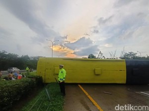 Bus Terguling di Tol Cipali Subang, 5 Orang Luka Berat!
