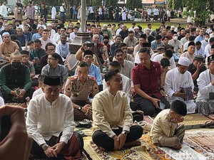 Gibran dan Selvi Salat Id di Balai Kota Solo, Ajak Jan Ethes-La Lembah Manah