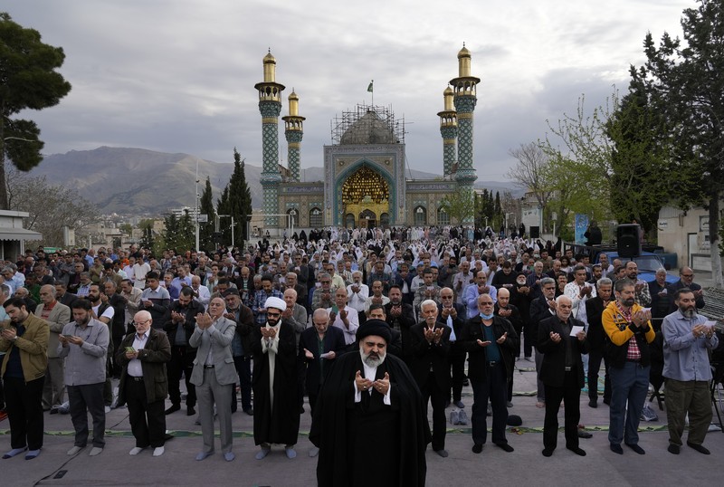 Jemaah Iran melaksanakan salat Idul Fitri menandai berakhirnya bulan suci Ramadhan, di Teheran, Iran, Rabu, 10 April 2024. (AP Photo/Vahid Salemi) Jemaah Iran melaksanakan salat Idul Fitri menandai berakhirnya bulan suci Ramadhan, di Teheran, Iran, Rabu, 10 April 2024. (AP Photo/Vahid Salemi)