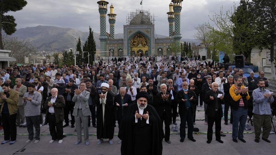 Jemaah Iran melaksanakan salat Idul Fitri menandai berakhirnya bulan suci Ramadhan, di Teheran, Iran, Rabu, 10 April 2024. (AP Photo/Vahid Salemi) Jemaah Iran melaksanakan salat Idul Fitri menandai berakhirnya bulan suci Ramadhan, di Teheran, Iran, Rabu, 10 April 2024. (AP Photo/Vahid Salemi)