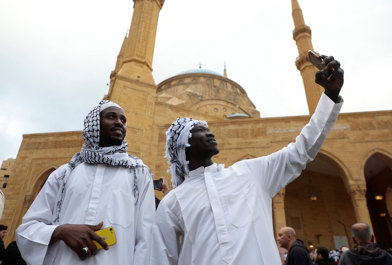Jemaah Iran melaksanakan salat Idul Fitri menandai berakhirnya bulan suci Ramadhan, di Teheran, Iran, Rabu, 10 April 2024. (AP Photo/Vahid Salemi) Jemaah Iran melaksanakan salat Idul Fitri menandai berakhirnya bulan suci Ramadhan, di Teheran, Iran, Rabu, 10 April 2024. (AP Photo/Vahid Salemi)