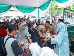 Warga Padati Open House yang Digelar Khofifah di Kediamannya