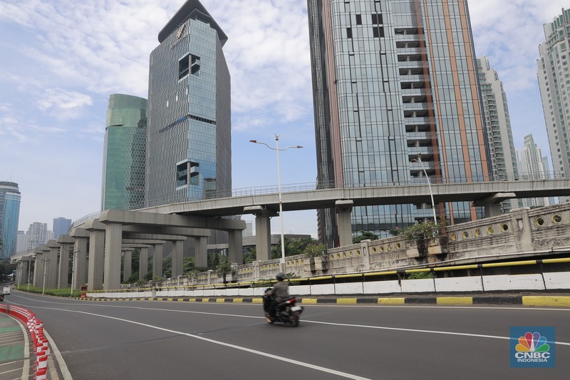 Kondisi arus lalu lintas di sejumlah ruas jalan protokol di Jakarta terpantau lengang pada hari pertama Idul Fitri 1445 H, Rabu (10/4/2024). (CNBC Indonesia/Muhammad Sabki) Kondisi arus lalu lintas di sejumlah ruas jalan protokol di Jakarta terpantau lengang pada hari pertama Idul Fitri 1445 H, Rabu (10/4/2024). (CNBC Indonesia/Muhammad Sabki)