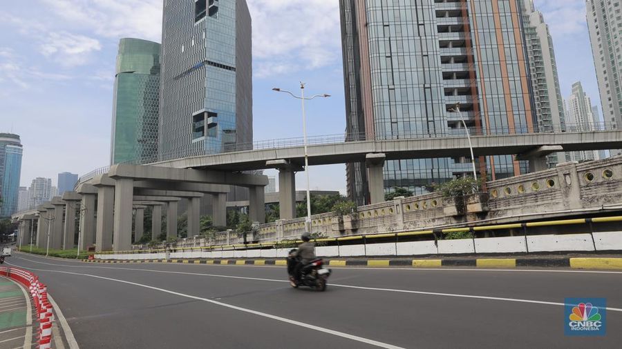 Kondisi arus lalu lintas di sejumlah ruas jalan protokol di Jakarta terpantau lengang pada hari pertama Idul Fitri 1445 H, Rabu (10/4/2024). (CNBC Indonesia/Muhammad Sabki)