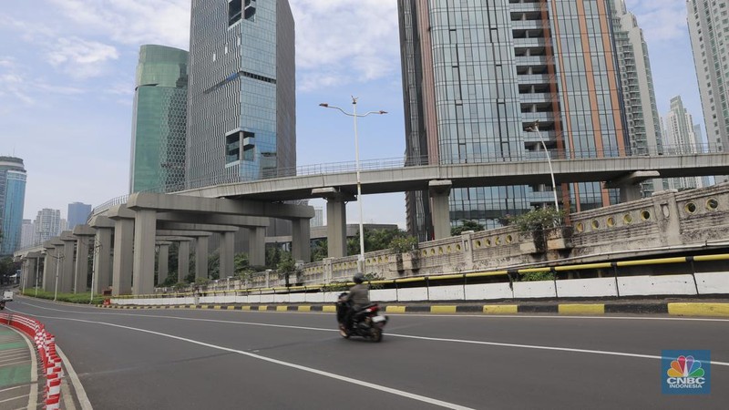 Kondisi arus lalu lintas di sejumlah ruas jalan protokol di Jakarta terpantau lengang pada hari pertama Idul Fitri 1445 H, Rabu (10/4/2024). (CNBC Indonesia/Muhammad Sabki)