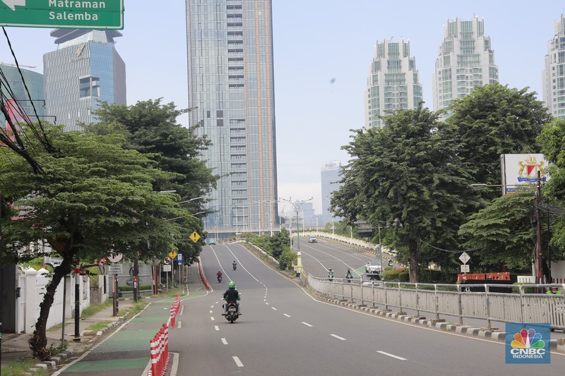Kondisi arus lalu lintas di sejumlah ruas jalan protokol di Jakarta terpantau lengang pada hari pertama Idul Fitri 1445 H, Rabu (10/4/2024). (CNBC Indonesia/Muhammad Sabki) Kondisi arus lalu lintas di sejumlah ruas jalan protokol di Jakarta terpantau lengang pada hari pertama Idul Fitri 1445 H, Rabu (10/4/2024). (CNBC Indonesia/Muhammad Sabki)