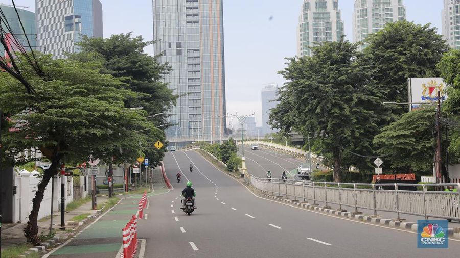 Kondisi arus lalu lintas di sejumlah ruas jalan protokol di Jakarta terpantau lengang pada hari pertama Idul Fitri 1445 H, Rabu (10/4/2024). (CNBC Indonesia/Muhammad Sabki)