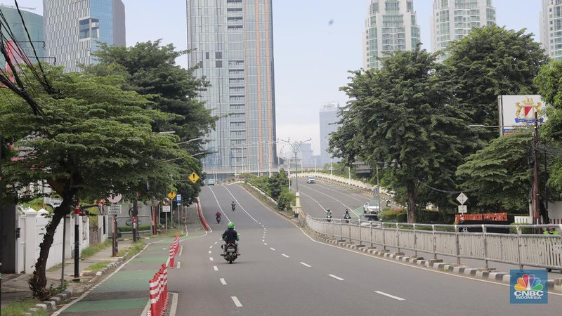 Kondisi arus lalu lintas di sejumlah ruas jalan protokol di Jakarta terpantau lengang pada hari pertama Idul Fitri 1445 H, Rabu (10/4/2024). (CNBC Indonesia/Muhammad Sabki)