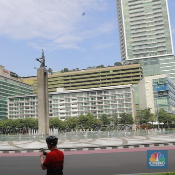 Hari Pertama Lebaran: Bundaran HI Kosong Melompong, Warga Foto-Foto