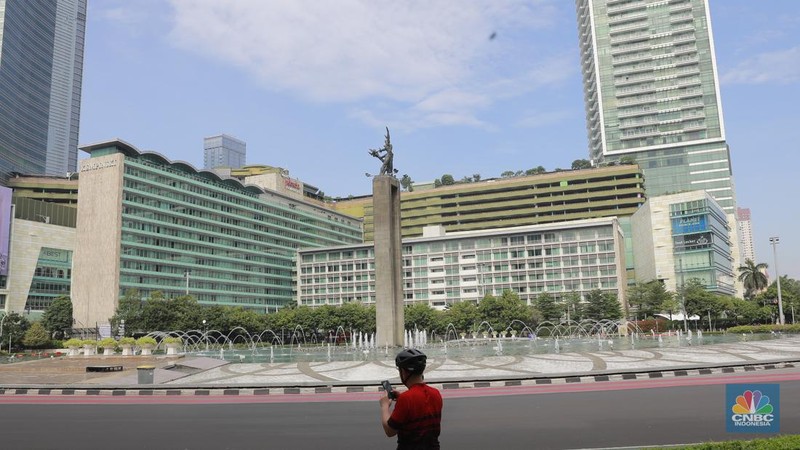 Kondisi arus lalu lintas di sejumlah ruas jalan protokol di Jakarta terpantau lengang pada hari pertama Idul Fitri 1445 H, Rabu (10/4/2024). (CNBC Indonesia/Muhammad Sabki)