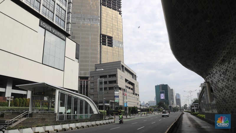 Kondisi arus lalu lintas di sejumlah ruas jalan protokol di Jakarta terpantau lengang pada hari pertama Idul Fitri 1445 H, Rabu (10/4/2024). (CNBC Indonesia/Muhammad Sabki)