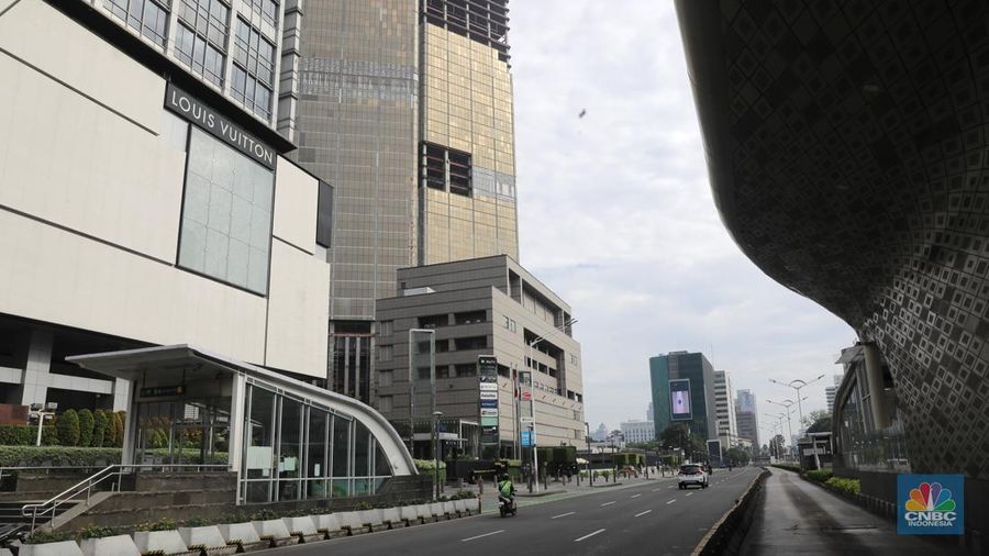 Kondisi arus lalu lintas di sejumlah ruas jalan protokol di Jakarta terpantau lengang pada hari pertama Idul Fitri 1445 H, Rabu (10/4/2024). (CNBC Indonesia/Muhammad Sabki)