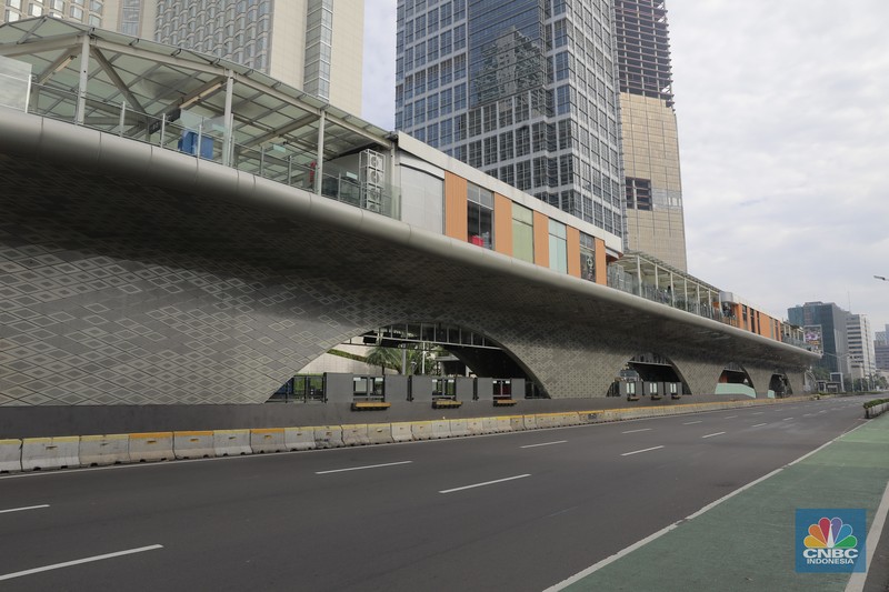 Kondisi arus lalu lintas di sejumlah ruas jalan protokol di Jakarta terpantau lengang pada hari pertama Idul Fitri 1445 H, Rabu (10/4/2024). (CNBC Indonesia/Muhammad Sabki)
