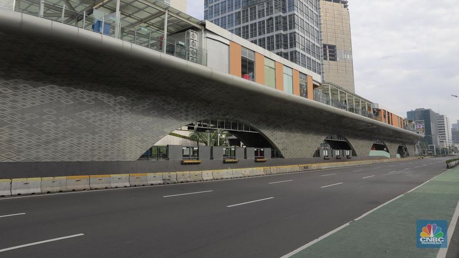 Kondisi arus lalu lintas di sejumlah ruas jalan protokol di Jakarta terpantau lengang pada hari pertama Idul Fitri 1445 H, Rabu (10/4/2024). (CNBC Indonesia/Muhammad Sabki)