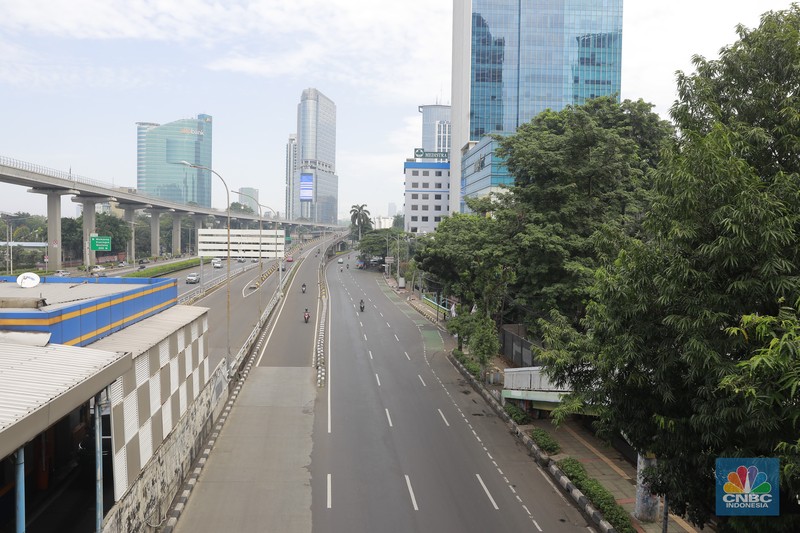 Kondisi arus lalu lintas di sejumlah ruas jalan protokol di Jakarta terpantau lengang pada hari pertama Idul Fitri 1445 H, Rabu (10/4/2024). (CNBC Indonesia/Muhammad Sabki)